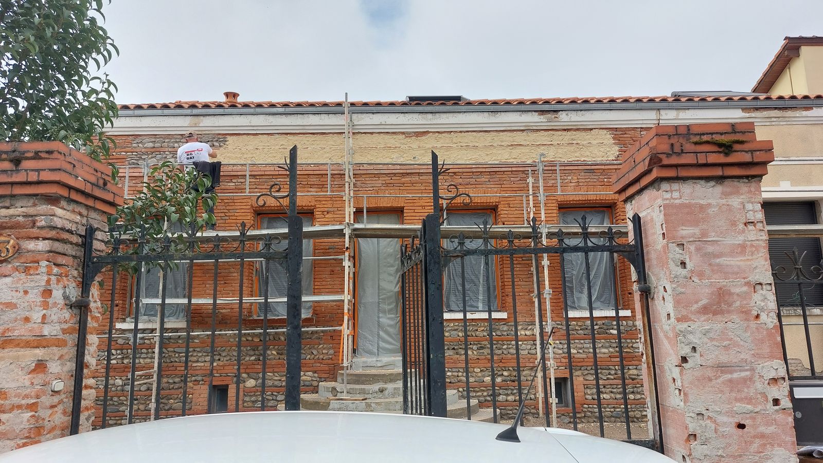 Chantier RGBAT avec échafaudage pour ravalement de façade en brique