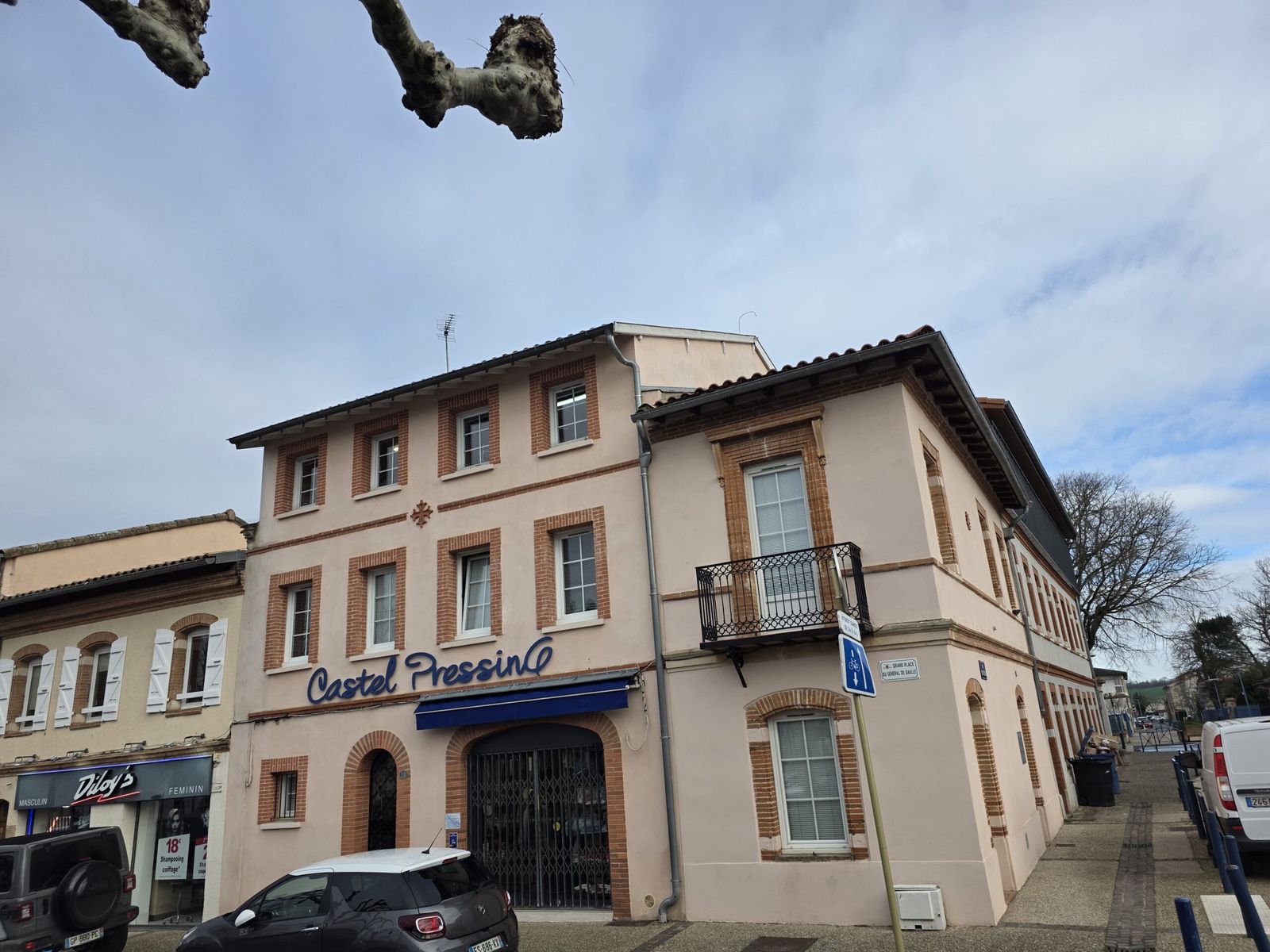 Immeuble de centre-ville rénové par RGBAT, façade et menuiseries